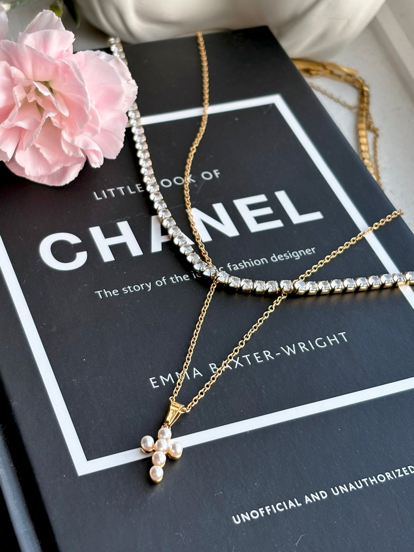 Perla Cross Pendant Necklace