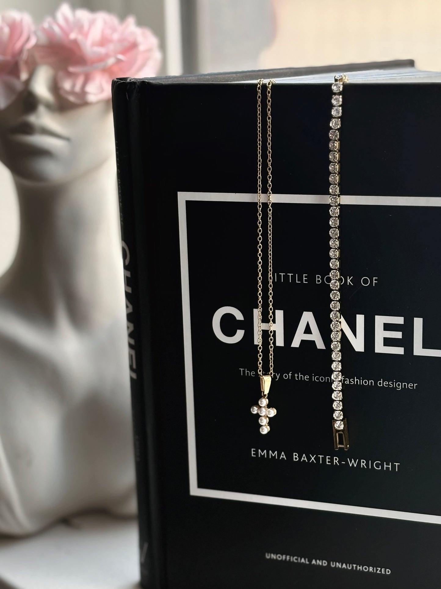 Perla Cross Pendant Necklace
